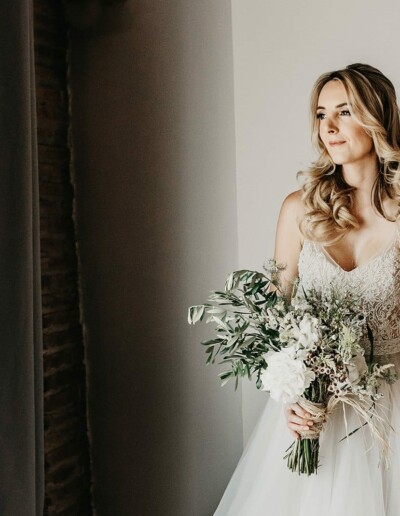 Wedding planner Montpellier : Mariée tenant son bouquet