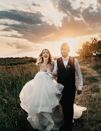 wedding planner Montpellier et Occitanie : les mariés heureux dans un champ le jour de leur mariage