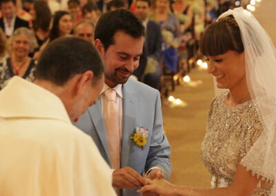 les mariés s'échangent les alliances pendant la cérémonie religieuse