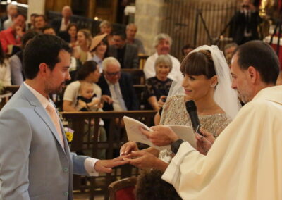 les mariés s'échangent les alliances pendant la cérémonie religieuse