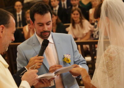les mariés s'échangent les alliances pendant la cérémonie religieuse