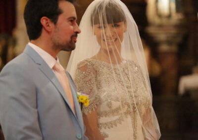 les mariés pendant la cérémonie religieuse à l'église de Perpignan