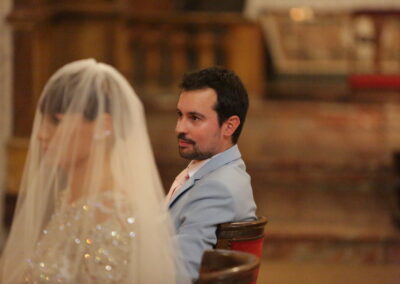 les mariés pendant la cérémonie religieuse