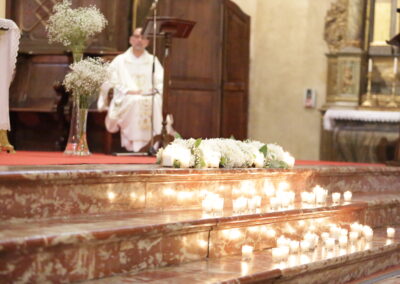 décoration de l'autel de l'église bougies et fleurs blanches
