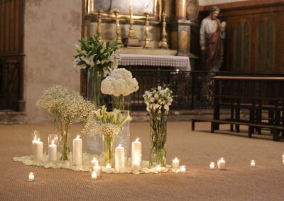 décoration à l'entrée de l'église de Perpignan bouquets de fleurs blanches et bougies