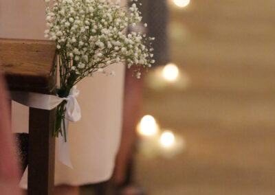 décoration bout de banc fleurs blanches