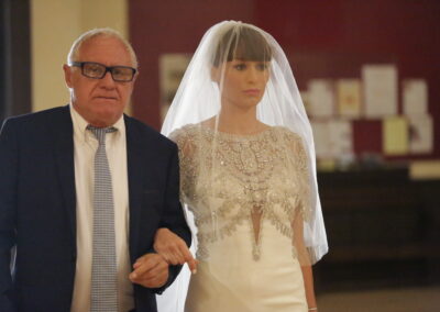 entrée de la mariée dans l'église de Perpignan pour la cérémonie religieuse