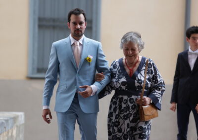 entrée du marié dans l'église pour la cérémonie religieuse