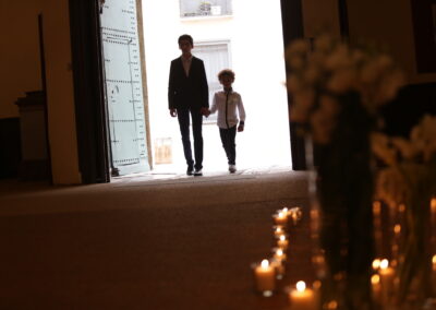 entrée des enfants dans l'église pour la cérémonie religieuse