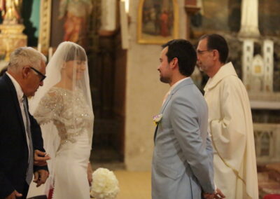 entrée de la mariée dans l'église de Perpignan pour la cérémonie religieuse