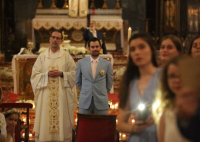 le marié attend la mariée dans l'église pour la cérémonie religieuse