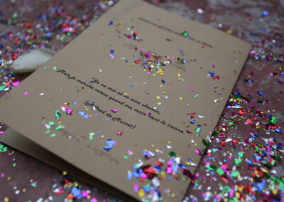 livret de messe recouvert de confettis