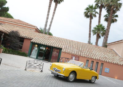 voiture vintage jaune devant la villa Duflot à Perpignan