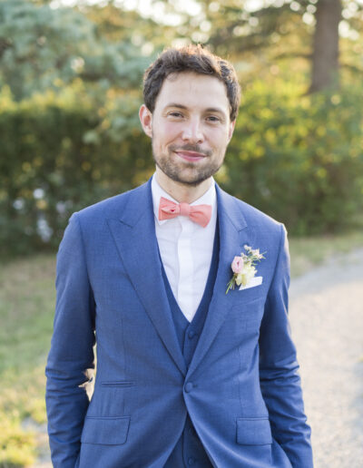 le marié en costume bleu