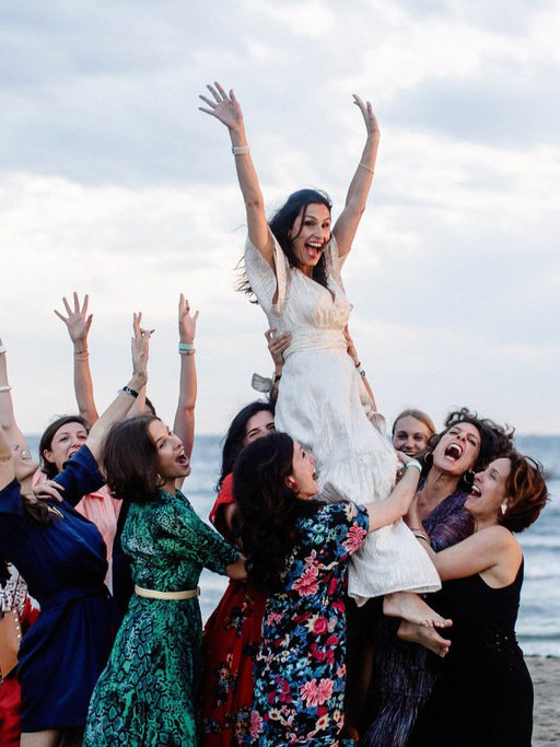 demoiselles d'honneur qui portent la mariée sur la plage