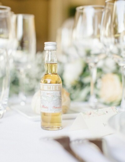 Mariage à Montpellier - petits cadeaux pour les invités disposés sur les tables