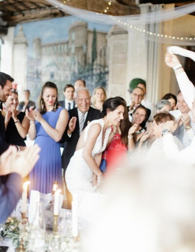 Mariage à Montpellier - la mariée entourée de ses invités