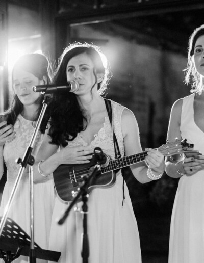 Les demoiselles d'honneur chantent pour les mariés