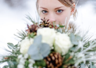 portrait de la mariée dans la neige