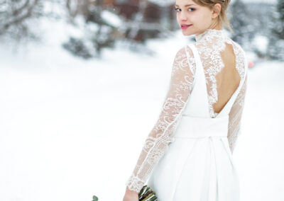 mariage à Bolquère, portrait de la mariée dans la neige son bouquet à la main