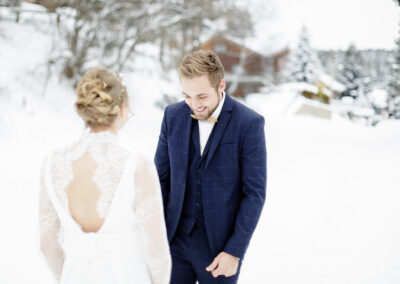 portrait des mariés dans la neige