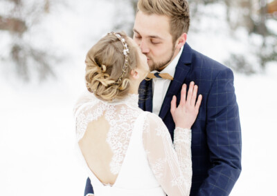 portrait des mariés dans la neige