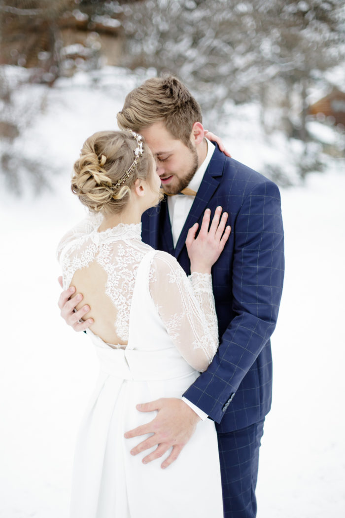 portrait des mariés dans la neige