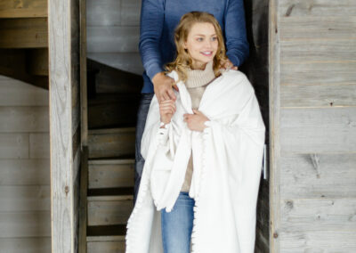 Mariage en Hiver à Bolquère : le couple devant le chalet