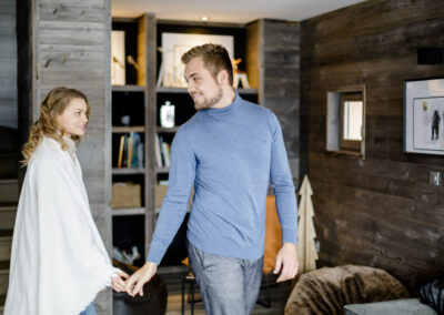 Mariage en Hiver à Bolquère : le couple dans le chalet