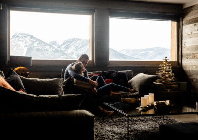 Mariage en Hiver à Bolquère : le couple dans le chalet