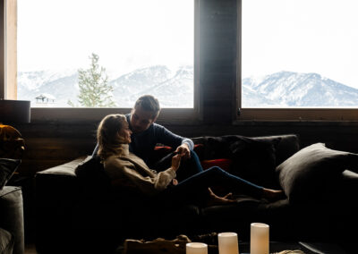 Mariage en Hiver à Bolquère : le couple dans le chalet