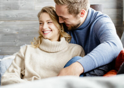 Mariage en Hiver à Bolquère : le couple dans le chalet