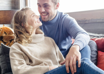 Mariage en Hiver à Bolquère : le couple dans le chalet