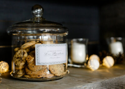 décoration mariage hivernal jarre à biscuits et guirlande lumineuse