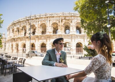 les mariés assis à la terrasse d'un café devant les arènes de Nîmes
