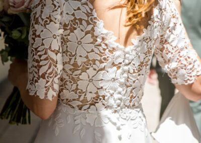mariage à Nîmes, robe de la mariée de dos, dentelle