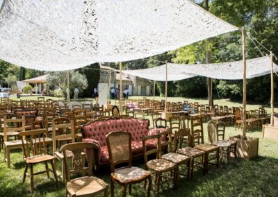 vue des chaises installées pour la cérémonie laïque