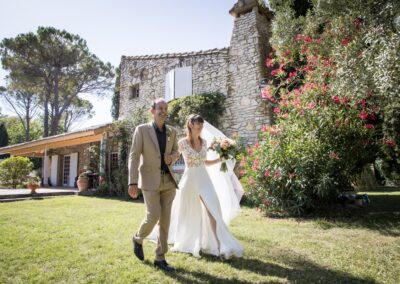 le père de la mariée accompagne sa fille