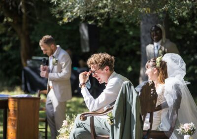 mariage à Nîmes, cérémonie laïque en plein air, les mariés ont un grand sourire