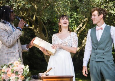 la mariée reçoit un coffret en bois avec une bouteille de vin