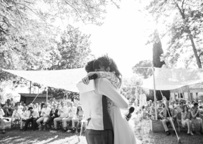 les mariés s'enlacent, photo en noir et blanc
