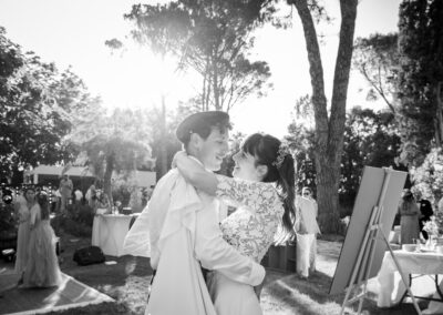 Mariage à Nîmes thème années 20, les mariés enlacés, photo en noir et blanc
