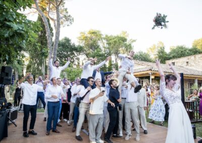 Mariage à Nîmes thème années 20, la mariée jette son bouquet aux hommes célibataires du mariage