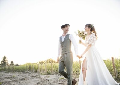 Mariage à Nîmes thème années 20, les mariés devant les vignes