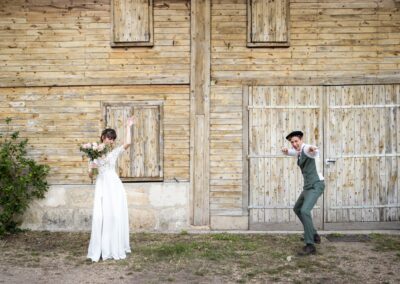 Mariage à Nîmes thème années 20, les marés devant une grange