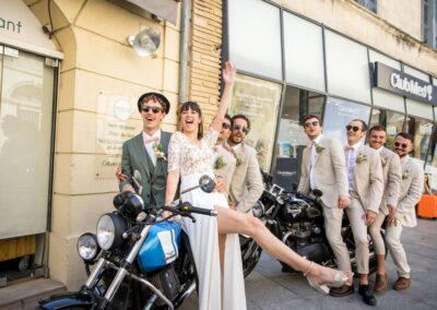 les mariés et les garçons d'honneur sur une moto